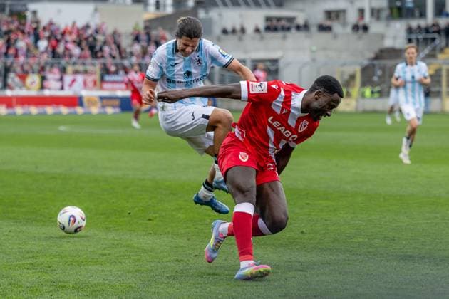 Kampf um den Ball Zweikampf zwischen Tunay Deniz (TSV 1860 Muenchen, 36) und Merveille Biankadi (FC Energie Cottbus, 37) GER, TSV 1860 Muenchen vs. FC Energie Cottbus, Fussball, 3. Bundesliga, 13. Spieltag, Saison 2025 2026, 01.11.2025. (DFL DFB REGULATIONS PROHIBIT ANY USE OF PHOTOGRAPHS as IMAGE SEQUENCES and or QUASI-VIDEO). GER, TSV 1860 Muenchen vs. FC Energie Cottbus, Fussball, 3. Bundesliga, 13. Spieltag, Saison 2025 2026, 01.11.2025. Muenchen Copyright: xEibner-Pressefoto HeikexFeinerx EP_HFR