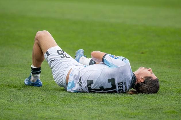 Tunay Deniz (TSV 1860 Muenchen, 36) liegt angeschlagen auf dem Rasen nach einem Zweikampf GER, TSV 1860 Muenchen vs. FC Energie Cottbus, Fussball, 3. Bundesliga, 13. Spieltag, Saison 2025 2026, 01.11.2025. (DFL DFB REGULATIONS PROHIBIT ANY USE OF PHOTOGRAPHS as IMAGE SEQUENCES and or QUASI-VIDEO). GER, TSV 1860 Muenchen vs. FC Energie Cottbus, Fussball, 3. Bundesliga, 13. Spieltag, Saison 2025 2026, 01.11.2025. Muenchen Copyright: xEibner-Pressefoto HeikexFeinerx EP_HFR