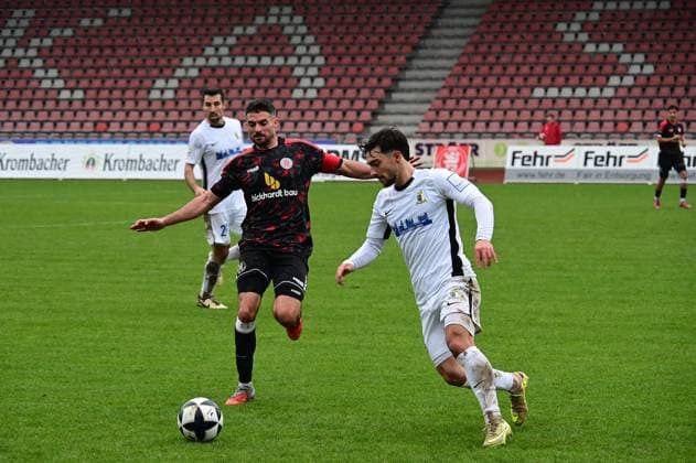 01.11.2025 xkhx Kassel Regionalliga Südwest Saison 2025 2026 KSV Hessen Kassel - SV Eintracht Trier Adrian Bravo Sanchez (17, Hessen Kassel) gegen Ömer Kenan Yavuz (Trier)
