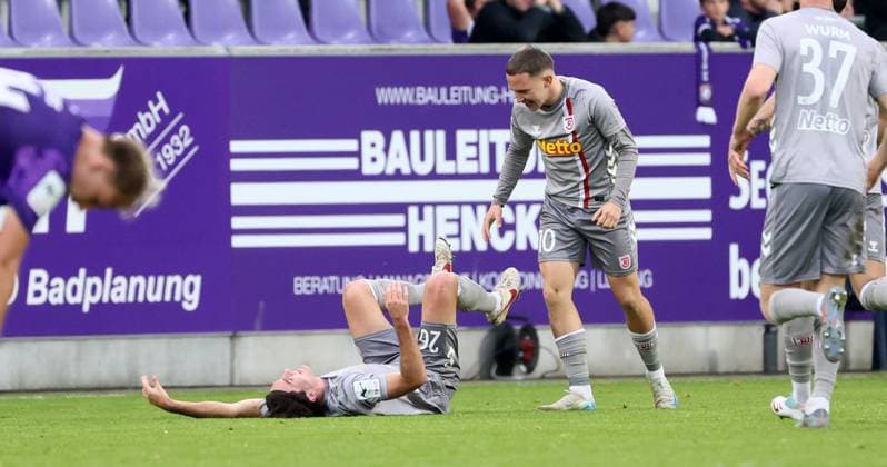 Aue, 01.11.2025, Erzgebirgsstadion, Fußball, 3.Liga, 13.Spieltag FC Erzgebirge Aue vs. SSV Jahn Regensburg , Im Bild; Tor für Regensburg. Benedikt Bauer ( 26, Regensburg) trifft zum 2:3 und jubelt mit den Teamkollegen. Phil Beckhoff ( 10, Regensburg). , Nur für journalistische Zwecke. Only for editorial use! , DFB DFL regulations prohibit any use of photographs as image sequences and or quasi-video. ,