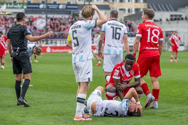 Merveille Biankadi (FC Energie Cottbus, 37) erkundigt sich nach dem Befinden von Tunay Deniz (TSV 1860 Muenchen, 36), der nach einem Zweikampf mit ihm angeschlagen auf dem Rasen liegt GER, TSV 1860 Muenchen vs. FC Energie Cottbus, Fussball, 3. Bundesliga, 13. Spieltag, Saison 2025 2026, 01.11.2025. (DFL DFB REGULATIONS PROHIBIT ANY USE OF PHOTOGRAPHS as IMAGE SEQUENCES and or QUASI-VIDEO). GER, TSV 1860 Muenchen vs. FC Energie Cottbus, Fussball, 3. Bundesliga, 13. Spieltag, Saison 2025 2026, 01.11.2025. Muenchen Copyright: xEibner-Pressefoto HeikexFeinerx EP_HFR