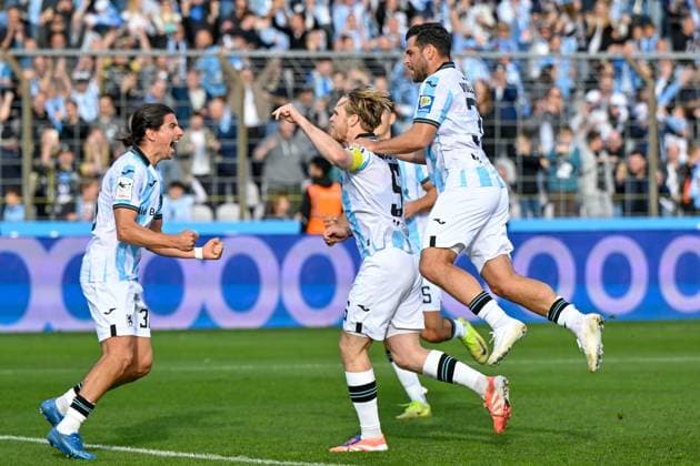 Spieler des TSV 1860 Muenchen mit vTorjubel, Jubel, Torjubel, Torerfolg, celebrate the goal, goal, celebration, Jubel ueber das Tor zum 1:0 durch Thore Jacobsen (TSV 1860, 5) (2.v.li.), optimistisch, Action, Aktion, 01.11.2025, München (Deutschland), Fussball, 3. Liga, TSV 1860 München - FC Energie Cottbus, DFB DFL REGULATIONS PROHIBIT ANY USE OF PHOTOGRAPHS AS IMAGE SEQUENCES AND OR QUASI-VIDEO.
