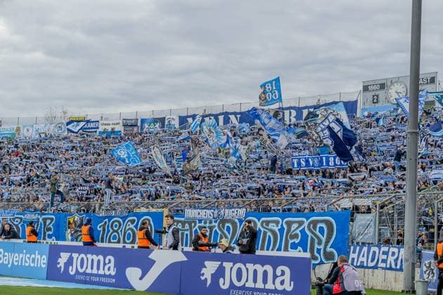 Die Loewenfans in der Westkurve mit einer Schalparade GER, TSV 1860 Muenchen vs. FC Energie Cottbus, Fussball, 3. Bundesliga, 13. Spieltag, Saison 2025 2026, 01.11.2025. (DFL DFB REGULATIONS PROHIBIT ANY USE OF PHOTOGRAPHS as IMAGE SEQUENCES and or QUASI-VIDEO). GER, TSV 1860 Muenchen vs. FC Energie Cottbus, Fussball, 3. Bundesliga, 13. Spieltag, Saison 2025 2026, 01.11.2025. Muenchen Copyright: xEibner-Pressefoto HeikexFeinerx EP_HFR