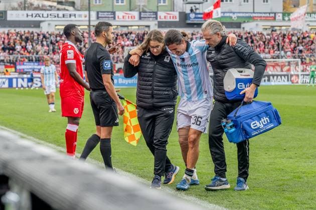 Tunay Deniz (TSV 1860 Muenchen, 36) wird von den Betreuern verletzt vom Rasen gefuehrt GER, TSV 1860 Muenchen vs. FC Energie Cottbus, Fussball, 3. Bundesliga, 13. Spieltag, Saison 2025 2026, 01.11.2025. (DFL DFB REGULATIONS PROHIBIT ANY USE OF PHOTOGRAPHS as IMAGE SEQUENCES and or QUASI-VIDEO). GER, TSV 1860 Muenchen vs. FC Energie Cottbus, Fussball, 3. Bundesliga, 13. Spieltag, Saison 2025 2026, 01.11.2025. Muenchen Copyright: xEibner-Pressefoto HeikexFeinerx EP_HFR