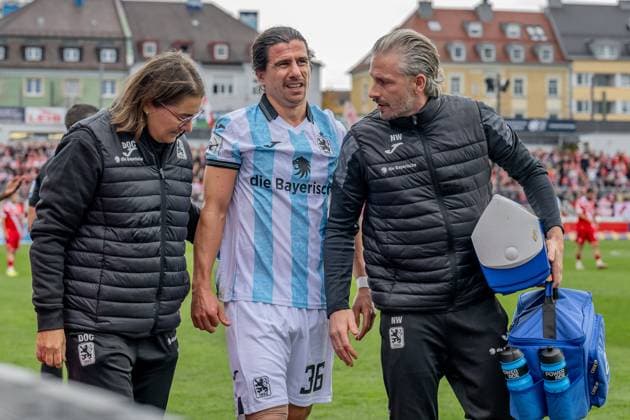 Tunay Deniz (TSV 1860 Muenchen, 36) wird von den Betreuern verletzt vom Rasen gefuehrt GER, TSV 1860 Muenchen vs. FC Energie Cottbus, Fussball, 3. Bundesliga, 13. Spieltag, Saison 2025 2026, 01.11.2025. (DFL DFB REGULATIONS PROHIBIT ANY USE OF PHOTOGRAPHS as IMAGE SEQUENCES and or QUASI-VIDEO). GER, TSV 1860 Muenchen vs. FC Energie Cottbus, Fussball, 3. Bundesliga, 13. Spieltag, Saison 2025 2026, 01.11.2025. Muenchen Copyright: xEibner-Pressefoto HeikexFeinerx EP_HFR