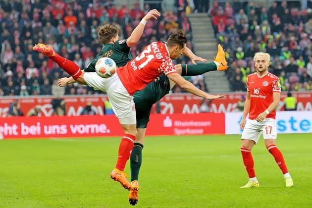 Mainz, Deutschland 01. November 2025: 1. BL - 2025 2026 - FSV Mainz 05 vs. SV Werder Bremen Im Bild: v. li. im Zweikampf Jens Stage (SVW) gegen Dominik Kohr (Mainz). DFL regulations prohibit any use of photographs as image sequences and or quasi-video Mewa Arena Rheinland - Pfalz Copyright: xFotostandx xRacochax