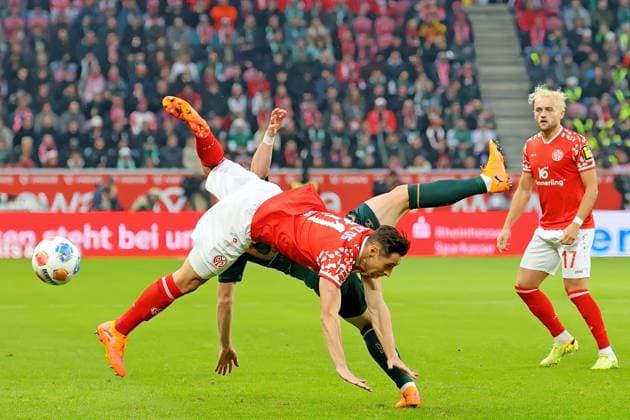 Mainz, Deutschland 01. November 2025: 1. BL - 2025 2026 - FSV Mainz 05 vs. SV Werder Bremen Im Bild: v. li. im Zweikampf Jens Stage (SVW) gegen Dominik Kohr (Mainz). DFL regulations prohibit any use of photographs as image sequences and or quasi-video Mewa Arena Rheinland - Pfalz Copyright: xFotostandx xRacochax