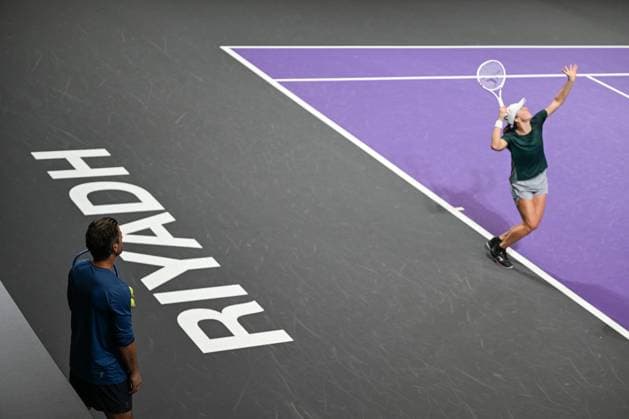 WTA, Tennis Damen Finals 2025 - Day One RIYADH, SAUDI ARABIA NOVEMBER 1, 2025: Coach Wim Fissette is seen during a warm-up session with Iga Swiatek of Poland ahead of her group-stage match against Madison Keys of the United States on Day 1 of the 2025 WTA Finals at King Saud University Indoor Arena in Riyadh, Saudi Arabia. RIyadh Saudi Arabia  Copyright: xArturxWidakx originalFilename:widak-wtafinal251101_npx7n.jpg
