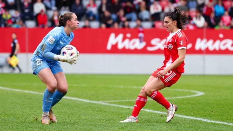 Luisa Palmen (21, SGS Essen) vor Jovana Damnjanovic (9, FC Bayern München) beim Spiel zwischen FC Bayern München v SGS Essen, Fußball, Frauen, Google Pixel Frauen-Bundesliga, 2025 2026, 8.Spieltag am 01.11.2025 in München, FC Bayern Campus. DFL and DFB regulations prohibit any use of photographs as image sequences and or quasi-video. Bayern Deutschland