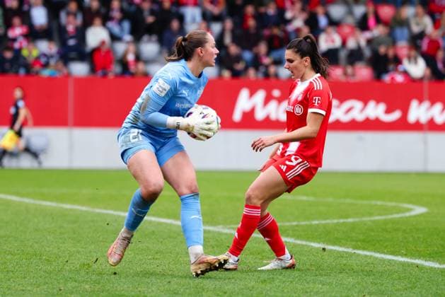 Luisa Palmen (21, SGS Essen) vor Jovana Damnjanovic (9, FC Bayern München) beim Spiel zwischen FC Bayern München v SGS Essen, Fußball, Frauen, Google Pixel Frauen-Bundesliga, 2025 2026, 8.Spieltag am 01.11.2025 in München, FC Bayern Campus. DFL and DFB regulations prohibit any use of photographs as image sequences and or quasi-video. Bayern Deutschland