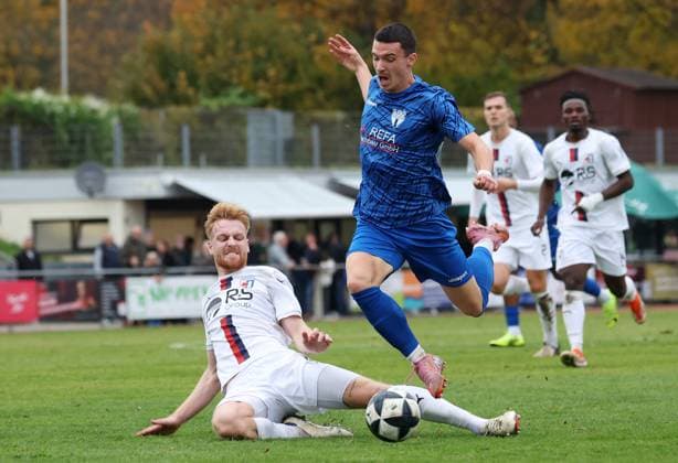 BAU 01.11.2025 Freiberg am Neckar Fußball SGV Freiberg vs. SG Barockstadt Fulda-Lehnerz, v.l. Milian Habermehl (Fulda), Gal Grobelnik (Freiberg)