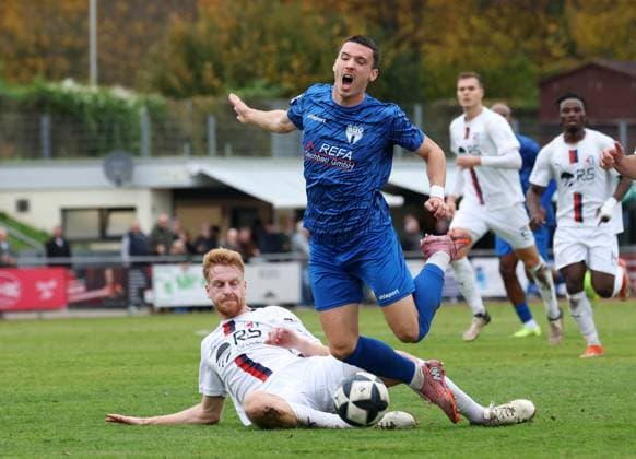 BAU 01.11.2025 Freiberg am Neckar Fußball SGV Freiberg vs. SG Barockstadt Fulda-Lehnerz, v.l. Milian Habermehl (Fulda), Gal Grobelnik (Freiberg)