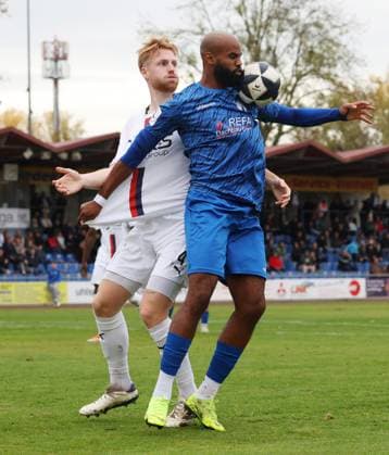 BAU 01.11.2025 Freiberg am Neckar Fußball SGV Freiberg vs. SG Barockstadt Fulda-Lehnerz, v.l. Milian Habermehl (Fulda), Abou Dramane Ballo (Freiberg)