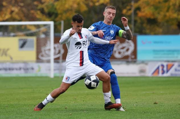 BAU 01.11.2025 Freiberg am Neckar Fußball SGV Freiberg vs. SG Barockstadt Fulda-Lehnerz, v.l. Nicola Jose Arcanjo Köhler (Fulda), Marco Kehl-Gomez (Freiberg)