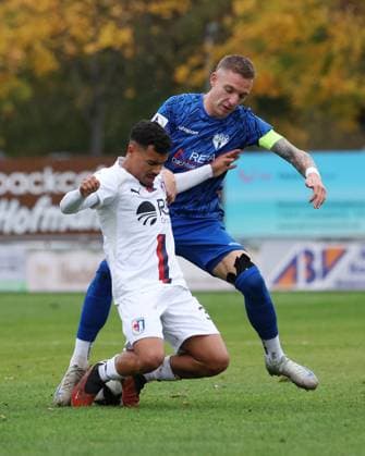 BAU 01.11.2025 Freiberg am Neckar Fußball SGV Freiberg vs. SG Barockstadt Fulda-Lehnerz, v.l. Nicola Jose Arcanjo Köhler (Fulda), Marco Kehl-Gomez (Freiberg)