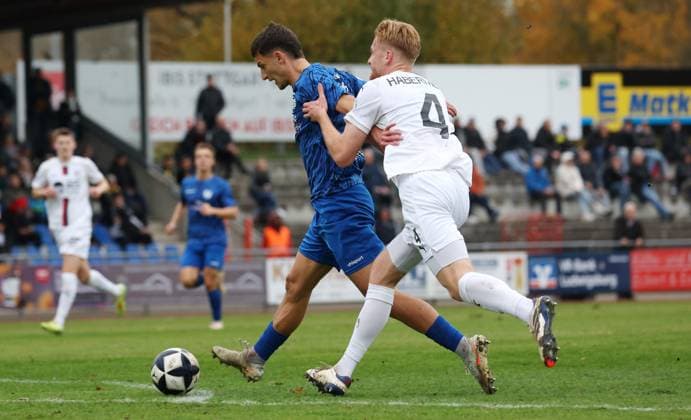 BAU 01.11.2025 Freiberg am Neckar Fußball SGV Freiberg vs. SG Barockstadt Fulda-Lehnerz, Tor zum 1:0 durch v.l. Torschütze Marius Köhl (Freiberg), Milian Habermehl (Fulda)
