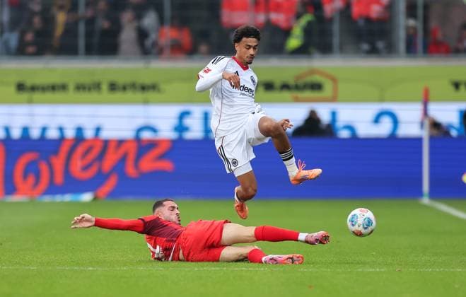 01.11.2025, Fussball Bundesliga, 1. FC Heidenheim - Eintracht Frankfurt, v.l., Arijon Ibrahimovic (1. FC Heidenheim), Nathaniel Brown (Eintracht Frankfurt) DFL DFB REGULATIONS PROHIBIT ANY USE OF PHOTOGRAPHS AS IMAGE SEQUENCES AND OR QUASI-VIDEO. xdcx Copyright: HMBxMedia Claus