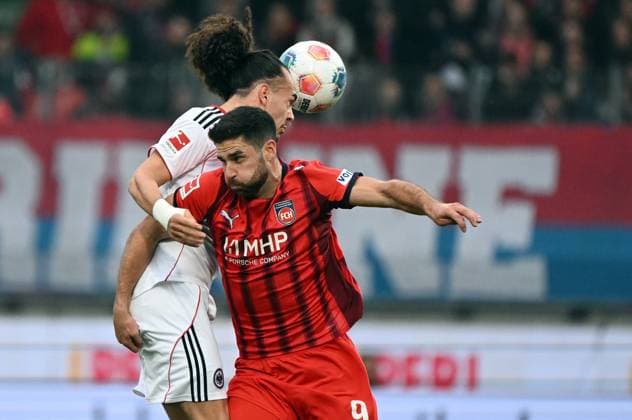 01.11.2025, xjhx, Fussball 1.Bundesliga, 1.FC Heidenheim - Eintracht Frankfurt v.l. Arthur Theate (Eintracht Frankfurt), Stefan Schimmer (1.FC Heidenheim) (DFL DFB REGULATIONS PROHIBIT ANY USE OF PHOTOGRAPHS as IMAGE SEQUENCES and or QUASI-VIDEO) Heidenheim