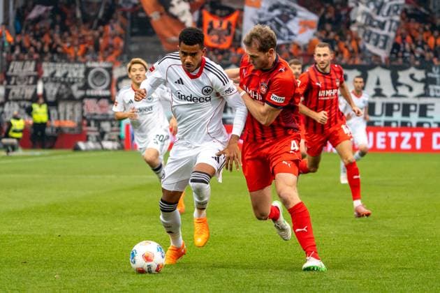 Zweikampf zwischen Ansgar Knauff (Eintracht Frankfurt, 07) und Tim Siersleben (FC Heidenheim, 04), GER, 1. FC Heidenheim 1846 vs. Eintracht Frankfurt, Fussball, 1. Bundesliga, 9. Spieltag, Spielzeit 2025 2026, 01.11.2025, DFL REGULATIONS PROHIBIT ANY USE OF PHOTOGRAPHS AS IMAGE SEQUENCES AND OR QUASI-VIDEO, GER, 1. FC Heidenheim 1846 vs. Eintracht Frankfurt, Fussball, 1. Bundesliga, 9. Spieltag, Spielzeit 2025 2026, 01.11.2025, Heidenheim Copyright: xEibner-Pressefoto EdwardxCheungx EP_ECG