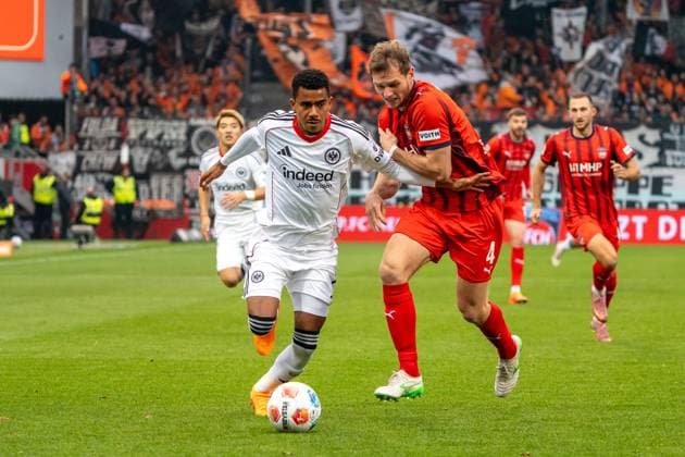 Zweikampf zwischen Ansgar Knauff (Eintracht Frankfurt, 07) und Tim Siersleben (FC Heidenheim, 04), GER, 1. FC Heidenheim 1846 vs. Eintracht Frankfurt, Fussball, 1. Bundesliga, 9. Spieltag, Spielzeit 2025 2026, 01.11.2025, DFL REGULATIONS PROHIBIT ANY USE OF PHOTOGRAPHS AS IMAGE SEQUENCES AND OR QUASI-VIDEO, GER, 1. FC Heidenheim 1846 vs. Eintracht Frankfurt, Fussball, 1. Bundesliga, 9. Spieltag, Spielzeit 2025 2026, 01.11.2025, Heidenheim Copyright: xEibner-Pressefoto EdwardxCheungx EP_ECG