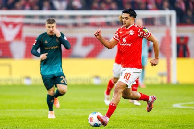 1. Fußball Bundesliga: 1. FSV Mainz 05 - Werder Bremen, 01.11.2025 Nadiem Amiri (1. FSV Mainz 05, 10) führt den Ball im Mittelfeld Spiel vom 9. Spieltag der Fußball Bundesliga zwischen 1. FSV Mainz 05 und Borussia Dortmund in der MEWA Arena am 27.09.2025 DFL DFB regulations prohibit any use of photographs as image sequences and or quasi-video. Copyright: xBEAUTIFULxSPORTS Hahnex