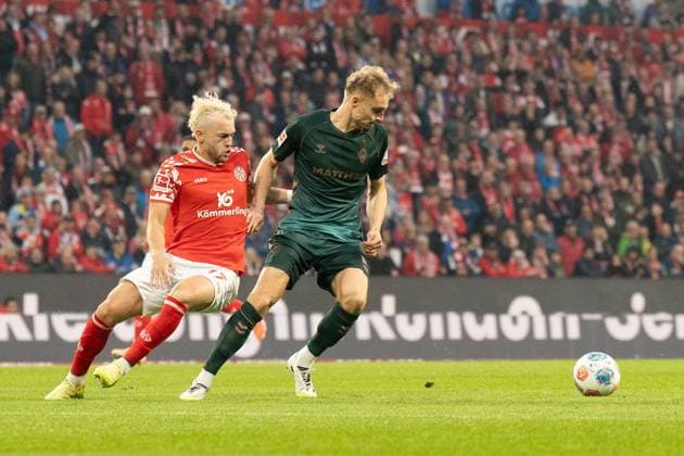 01.11.2025, xhfmx, Fussball 1.Bundesliga, FSV Mainz 05 - Werder Bremen v.l. Benedict Hollerbach (1.FSV Mainz 05) mit Amos Pieper (SV Werder Bremen) im Zweikampf (DFL DFB REGULATIONS PROHIBIT ANY USE OF PHOTOGRAPHS as IMAGE SEQUENCES and or QUASI-VIDEO) Mainz