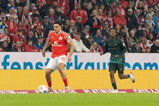 01.11.2025, xhfmx, Fussball 1.Bundesliga, FSV Mainz 05 - Werder Bremen v.l. Nadiem Amiri (1.FSV Mainz 05) und Samuel Mbangula (SV Werder Bremen) (DFL DFB REGULATIONS PROHIBIT ANY USE OF PHOTOGRAPHS as IMAGE SEQUENCES and or QUASI-VIDEO) Mainz