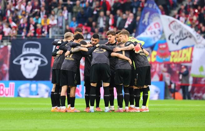 RB Leipzig - Stuttgart Bundesliga Leipzig, 01.11.2025, Red Bull Arena, Fussball, Bundesliga, Spieltag 9 , RB Leipzig vs. VfB Stuttgart , Im Bild: Spielerkreis VfB Stuttgart ,