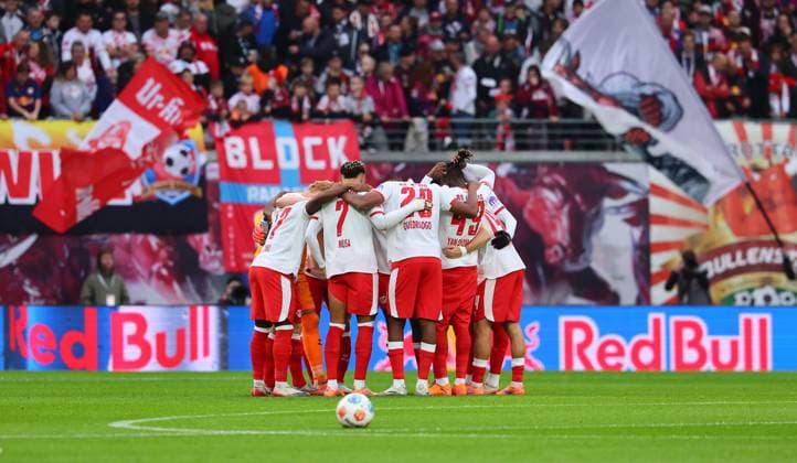 RB Leipzig - Stuttgart Bundesliga Leipzig, 01.11.2025, Red Bull Arena, Fussball, Bundesliga, Spieltag 9 , RB Leipzig vs. VfB Stuttgart , Im Bild: Spielerkreis RB Leipzig ,