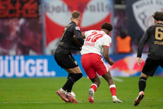GER, Leipzig, Fußball, DFL Bundesliga, 9. Spieltag, RB Leipzig vs. VFB Stuttgart im Bild v.l.: Maximilian Mittelstädt (VFB Stuttgart 07), Assan Ouedraogo (RB Leipzig 20), Zweikampf 01.11.2025, Red-Bull Arena Leipzig DFL DFB REGULATIONS PROHIBIT ANY USE OF PHOTOGRAPHS AS IMAGE SEQUENCES AND OR QUASI-VIDEO, Copyright: HMBxMedia PaulxFritz
