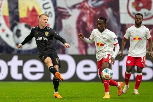 GER, Leipzig, Fußball, DFL Bundesliga, 9. Spieltag, RB Leipzig vs. VFB Stuttgart im Bild v.l.: Chris Fuehrich (VFB Stuttgart 10), Yan Diomande (RB Leipzig 49), Zweikampf 01.11.2025, Red-Bull Arena Leipzig DFL DFB REGULATIONS PROHIBIT ANY USE OF PHOTOGRAPHS AS IMAGE SEQUENCES AND OR QUASI-VIDEO, Copyright: HMBxMedia PaulxFritz