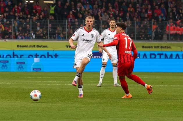 Rasmus Kristensen 13 (Eintracht Frankfurt) vor Mathias Honsak 17 (1FC Heidenheim 1846) am Ball, 1.FC Heidenheim 1846 vs. Eintracht Frankfurt, Fussball, Maenner, DFL, Bundesliga, Saison 2025 2026, Voith Arena, 9. Spieltag, 01.11.2025 Heidenheim Baden-Wuerttemberg Deutschland
