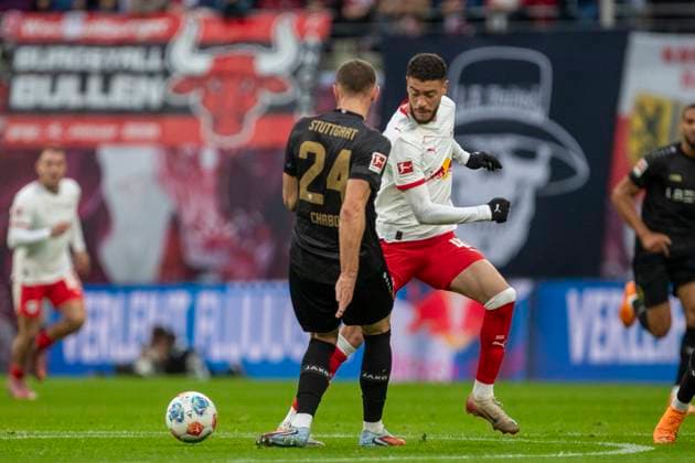 GER, Leipzig, Fußball, DFL Bundesliga, 9. Spieltag, RB Leipzig vs. VFB Stuttgart im Bild v.l.: Jeff Chabot (VFB Stuttgart 24), Romulo (RB Leipzig 40), Zweikampf 01.11.2025, Red-Bull Arena Leipzig DFL DFB REGULATIONS PROHIBIT ANY USE OF PHOTOGRAPHS AS IMAGE SEQUENCES AND OR QUASI-VIDEO, Copyright: HMBxMedia PaulxFritz
