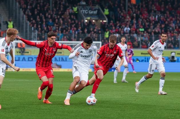 Can Uzun 42 (Eintracht Frankfurt) setzt sich gegen Mathias Honsak 17 (1FC Heidenheim 1846) und Jan Schoeppner 3 (1FC Heidenheim 1846) durch, 1.FC Heidenheim 1846 vs. Eintracht Frankfurt, Fussball, Maenner, DFL, Bundesliga, Saison 2025 2026, Voith Arena, 9. Spieltag, 01.11.2025 Heidenheim Baden-Wuerttemberg Deutschland