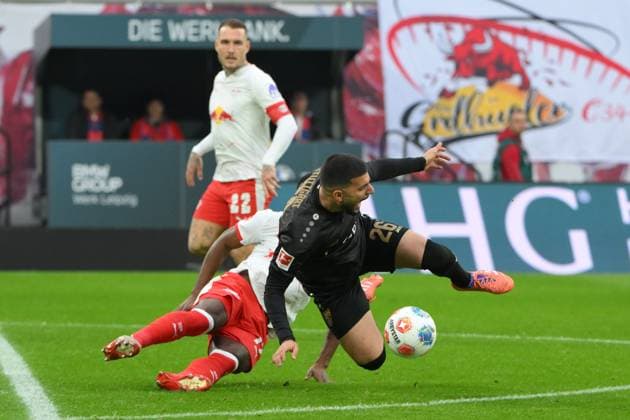 Deniz Undav (VfB Stuttgart) Mitte, vorn, Ridle Baku (RB Leipzig) Mitte und David Raum (RB Leipzig) hinten. RB Leipzig vs. VfB Stuttgart, Fussball, 1. Bundesliga, 9. Spieltag, Saison 2025 2026, 01.11.2025 DFB DFL REGULATIONS PROHIBIT ANY USE OF PHOTOGRAPHS AS IMAGE SEQUENCES AND OR QUASI-VIDEO RB Leipzig vs. VfB Stuttgart, Fussball, 1. Bundesliga, 9. Spieltag, Saison 2025 2026, 01.11.2025 Leipzig Copyright: xEibner-Pressefoto BertxHarzerx EP_BHR