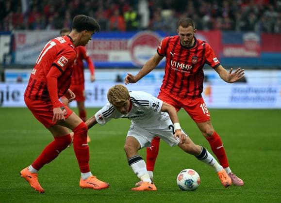 01.11.2025, xjhx, Fussball 1.Bundesliga, 1.FC Heidenheim - Eintracht Frankfurt v.l. Mathias Honsak (1.FC Heidenheim), Ritsu Doan (Eintracht Frankfurt), Jonas Foehrenbach (1.FC Heidenheim) (DFL DFB REGULATIONS PROHIBIT ANY USE OF PHOTOGRAPHS as IMAGE SEQUENCES and or QUASI-VIDEO) Heidenheim