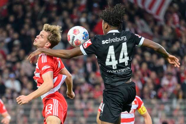 im Bild v.l.: Andras Schaefer (1.FC Union), Johan Manzambi (SC Freiburg), Zweikampf, Action, Kampf, kaempft um den Ball, GER, Berlin, 1. FC Union Berlin vs. SC Freiburg, Bundesliga, Fussball, DFB, Spielzeit 2025 2026, Alte Foersterei, DFB DFL REGULATIONS PROHIBIT ANY USE OF PHOTOGRAPHS AS IMAGE SEQUENCES AND OR QUASI-VIDEO, 01.11.25, Copyright: HMBxMedia UwexKoch