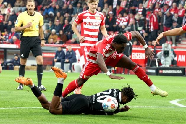 DEU, DFL, 1. FBL, 1.FC Union vs. SC Freiburg, 01.11.2025, Stadion Alte Foersterei, Berlin, DEU, DFL, 1. FBL, 1.FC Union vs. SC Freiburg, im Bild: Derrick Arthur Koehn (1.FC Union Berlin 39), Junior Adamu (FC Freiburg 20) DFL - regulations prohibit any use of Photographs as image sequences and or quasi-video