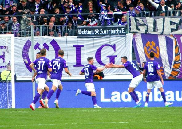 AuerJubel nach dem 1:0, 3.v.l.:Torschütze Erik Majetschak Fußball 3.Liga 2025 26 FC Erzgebirge Aue - SSV Jahn Regensburg am 1.11.2025 Erzgebirge Aue - Jahn Regensburg