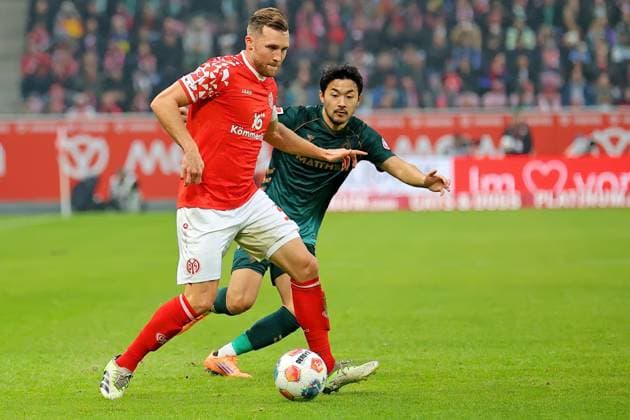 Mainz, Deutschland 01. November 2025: 1. BL - 2025 2026 - FSV Mainz 05 vs. SV Werder Bremen Im Bild: v. li. im Zweikampf Silvan Widmer (Mainz) gegen Yukinari Sugawara (SVW). DFL regulations prohibit any use of photographs as image sequences and or quasi-video Mewa Arena Rheinland - Pfalz Copyright: xFotostandx xRacochax