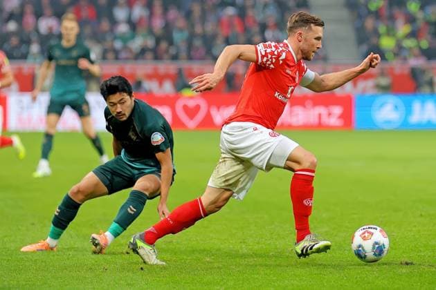 Mainz, Deutschland 01. November 2025: 1. BL - 2025 2026 - FSV Mainz 05 vs. SV Werder Bremen Im Bild: v. li. im Zweikampf Yukinari Sugawara (SVW) gegen Silvan Widmer (Mainz). DFL regulations prohibit any use of photographs as image sequences and or quasi-video Mewa Arena Rheinland - Pfalz Copyright: xFotostandx xRacochax