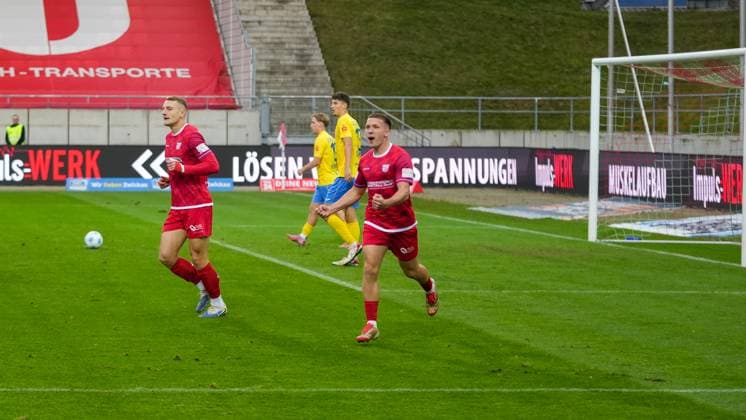 Fußball, Herren, Saison 2025 2026, Regionalliga Nordost, 14. Spieltag, FSV Zwickau vs. FSV 63 Luckenwalde, Samstag 01.11.2025, GGZ-Arena Zwickau, Im Bild: Nick Breitenbücher (Zwickau) jubelt über seinen Treffer zum 3:0. Sachsen Deutschland