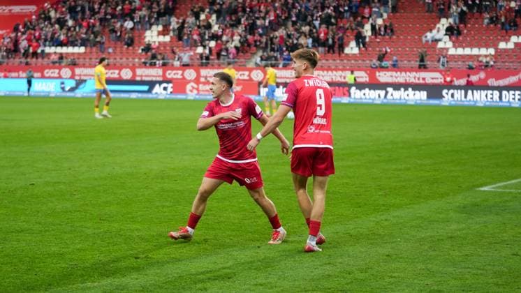 Fußball, Herren, Saison 2025 2026, Regionalliga Nordost, 14. Spieltag, FSV Zwickau vs. FSV 63 Luckenwalde, Samstag 01.11.2025, GGZ-Arena Zwickau, Im Bild: Nick Breitenbücher (l.) jubelt mit Lennard Möbius (r.) Sachsen Deutschland