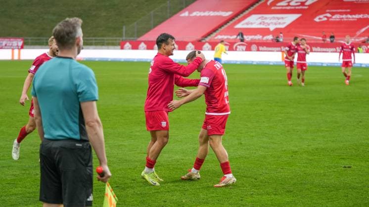 Fußball, Herren, Saison 2025 2026, Regionalliga Nordost, 14. Spieltag, FSV Zwickau vs. FSV 63 Luckenwalde, Samstag 01.11.2025, GGZ-Arena Zwickau, Im Bild: Andrej Startsev (l.) jueblt mit Torschütze Nick Breitenbücher (r.) über den Treffer zum 3:0. Sachsen Deutschland