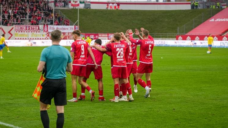 Fußball, Herren, Saison 2025 2026, Regionalliga Nordost, 14. Spieltag, FSV Zwickau vs. FSV 63 Luckenwalde, Samstag 01.11.2025, GGZ-Arena Zwickau, Im Bild: Jubel beim FSV zwickau nach dem Treffer zum 3:0. Sachsen Deutschland