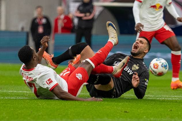 Deutschland, Fussball, 1. Bundesliga, 9. Spieltag, 2025 2026, RB Leipzig - VfB Stuttgart am 01.11. in Leipzig (Red Bull Arena): Deniz Undav (VfB Stuttgart 26) und Ridle Baku (RB Leipzig 17) Copyright: xSvenxHeidmannx