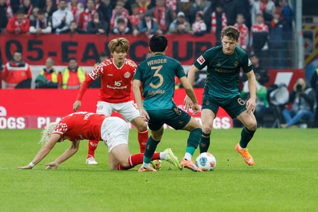 Benedict Hollerbach (1.FSV Mainz, 17), Kaishu Sano (1.FSV Mainz, 06), Yukinari Sugawara (SV Werder Bremen, 03) und Jens Stage (SV Werder Bremen, 06) im Kampf um den Ball , Deutschland, Fussball, 1. Bundesliga, 9.Spieltag, 2025 2026, 1.FSV Mainz vs. Werder Bremen, 01.11.2025, Mewa Arena, Mainz, Deutschland Mainz Mewa Arena Rheinland-Pfalz Deutschland Copyright: xGrantxHubbsx