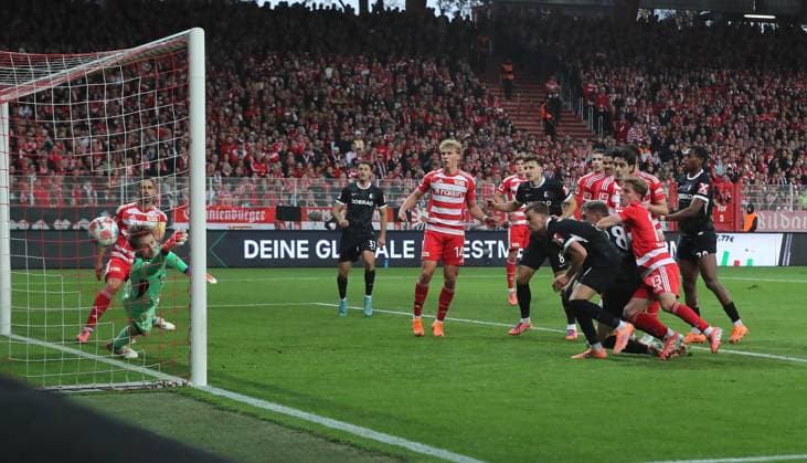 Matthias Ginter erzielt ein Abseitstor Zweikampf Spielszene Aktion Fußball Fussball Bundesliga Herren DFL 9. Spieltag Saison 2025 2026 01.11.2025 1.FC Union Berlin FCU vs. SC Freiburg SCF DFL regulations prohibit any use of photographs as image sequences and or quasi-video.