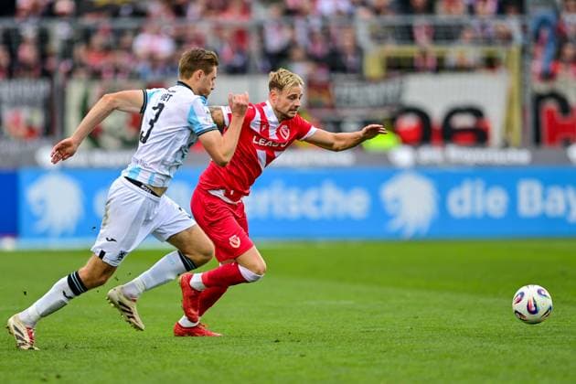 v.li.: Siemen Voet (TSV 1860, 3) Timmy Thiele (Cottbus, 7) im Zweikampf, Duell, duel, tackle, Dynamik, Action, Aktion, 01.11.2025, München (Deutschland), Fussball, 3. Liga, TSV 1860 München - FC Energie Cottbus, DFB DFL REGULATIONS PROHIBIT ANY USE OF PHOTOGRAPHS AS IMAGE SEQUENCES AND OR QUASI-VIDEO.