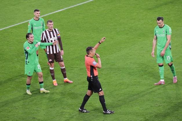 Schiedsrichter Robert Hartmann VAR scaltet sih ein Fussball, 1.BL, Saison 2025 2026, Herren, FC St.Pauli gegen Borussia Moenchengladbach, Millerntor Stadion DFL REGULATIONS PROHIBIT ANY USE OF PHOTOGRAPHS AS IMAGE SEQUENCES AND OR QUASI-VIDEO.